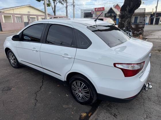 FIAT GRAND SIENA 1.6 MPI ESSENCE 16V FLEX 4P MANUAL FIAT GRAND SIENA 1.6 MPI ESSENCE 16V FLEX 4P MANUAL